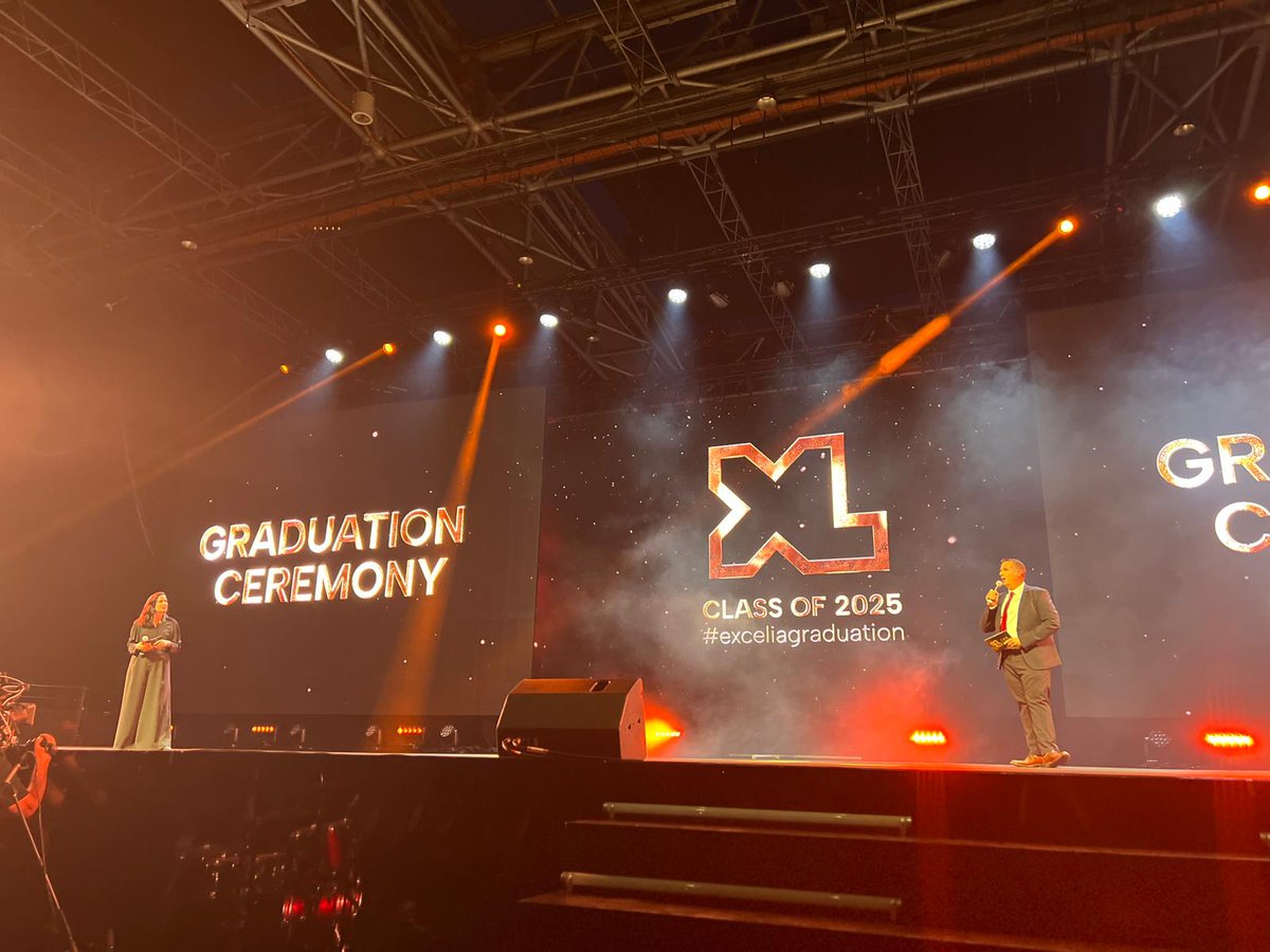 ExceliaGroup's tweet photo. [#ExceliaGraduation 🎓] Nos maîtres de cérémonie @stlouventg et Caroline O'Neill sont en place pour animer ce grand moment pour nos diplômés !

#Excelia #ClassOf2025 #LaRochelle #Tours #Orleans #Paris https://t.co/fUv50WNuDu