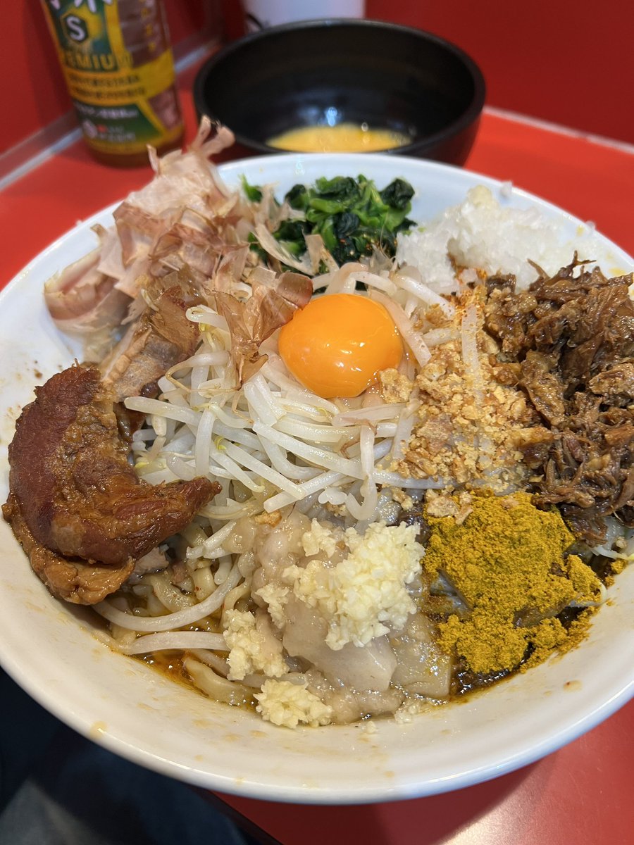 pkjA3eweBCUg92N's tweet photo. 麺屋桐龍　東川口本店
埼玉県川口市

旨辛まぜそば
TP:ほぐし豚🐖🥚極上生卵
ほうれん草🥬たまねぎ🧅カレー粉🍛

久しぶりの旨辛まぜそばはやっぱり美味い🍜🔥🐉🤤
自家製辣油が少し変わったかな？🤔
混ぜる前に各部位を楽しんで混ぜ混ぜしてからも最高に美味い😍👍

ごちそうさまでした🙏😋✨ https://t.co/ilxgaLLRHM