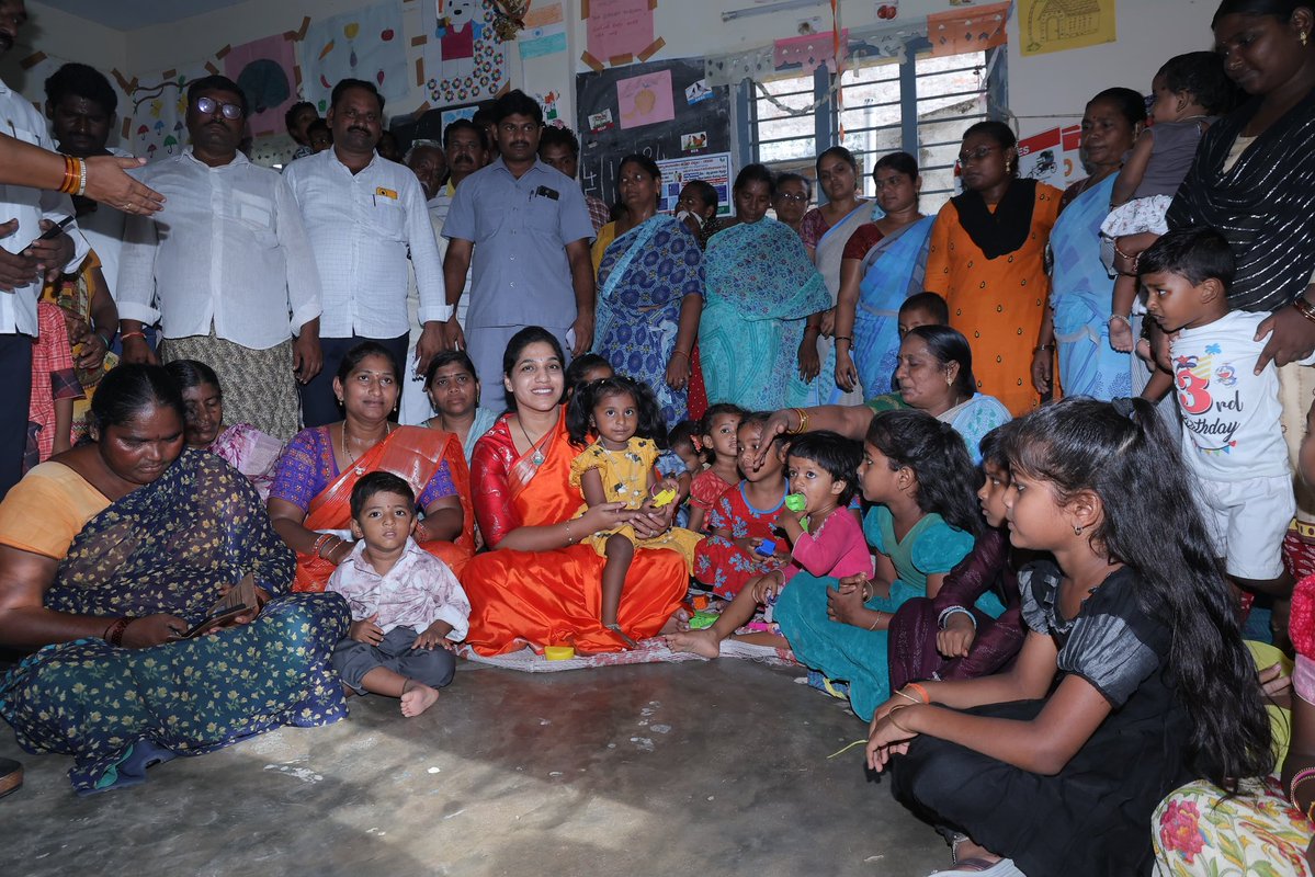 IamDrLakshmiG's tweet photo. పరిశుభ్రత – పౌష్టికాహారంపై ప్రత్యేక దృష్టి: డాక్టర్ గొట్టిపాటి లక్ష్మీ

ముండ్లమూరు మండలం శంకరాపురం గ్రామంలోని అంగన్వాడీ కేంద్రాన్ని డాక్టర్ గొట్టిపాటి లక్ష్మీ గారు ఆకస్మికంగా తనిఖీ చేశారు.పిల్లలు, గర్భిణీలు, బాలింతలకు అందిస్తున్న ఆహారం నాణ్యతతో పాటు కేంద్రంలోని పరిశుభ్రత,(1/2) https://t.co/0YnwUknNMs