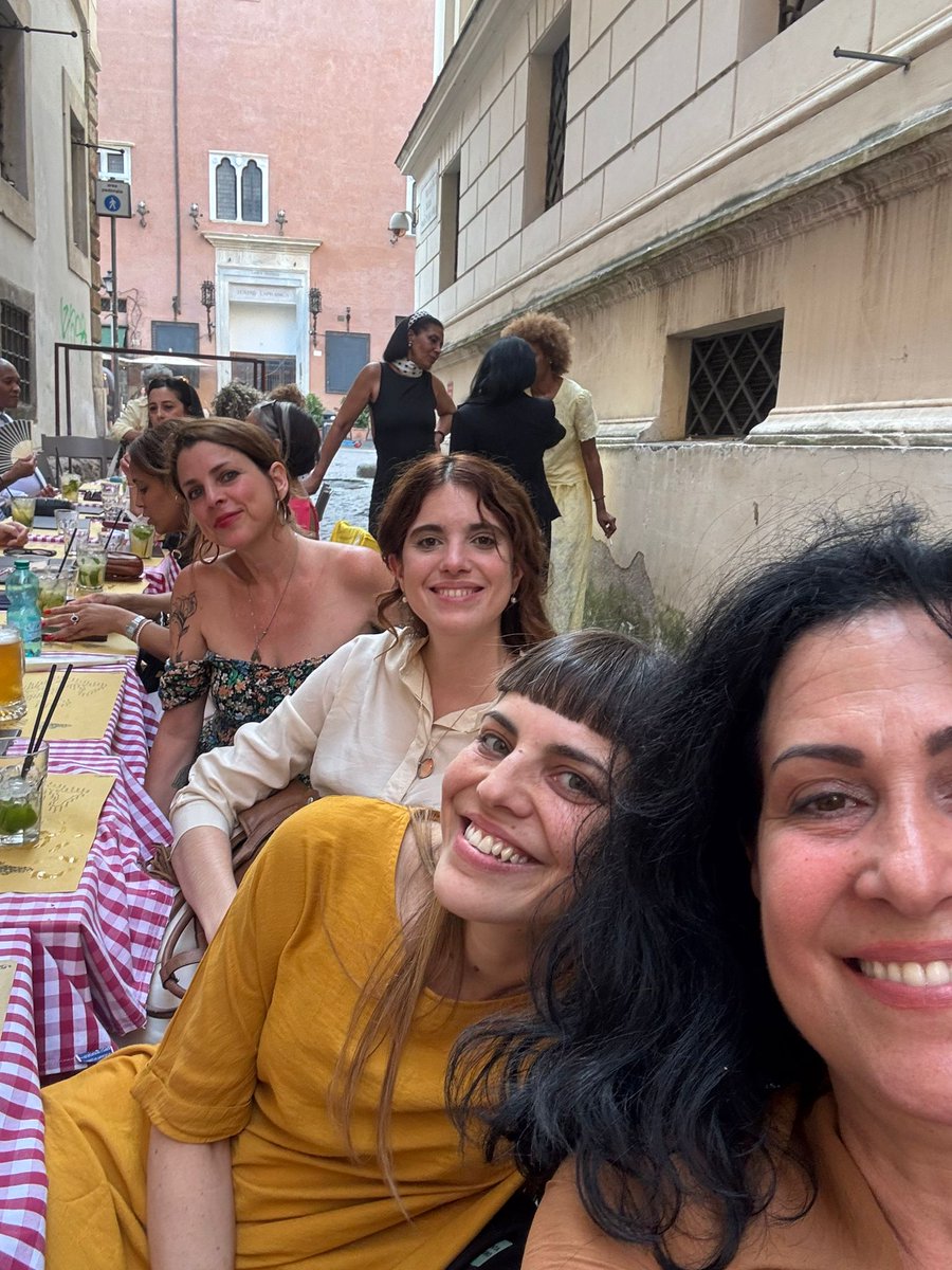 colettecuba's tweet photo. Donne cubane 🌻🌻🌻🌻💪 junio 2026, Roma 
Patria y Vida https://t.co/fRttna0DjF