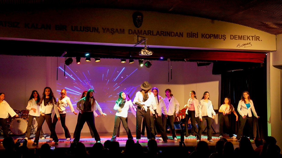 YuceOkullari's tweet photo. YÜCE'nin yıl sonu galası, oyuncak kutusundan pop tarihine uzanan iki perdelik bir sahne yolculuğuna dönüştü. Gençlerin galası, yine öğrencilerin yalnızca sahneye çıkmayı değil; birlikte üretmeyi, aynı ritmi tutmayı ve ortak bir hikâyenin parçası olmayı öğrendiğini gösterdi. https://t.co/Grr3jkAc5W