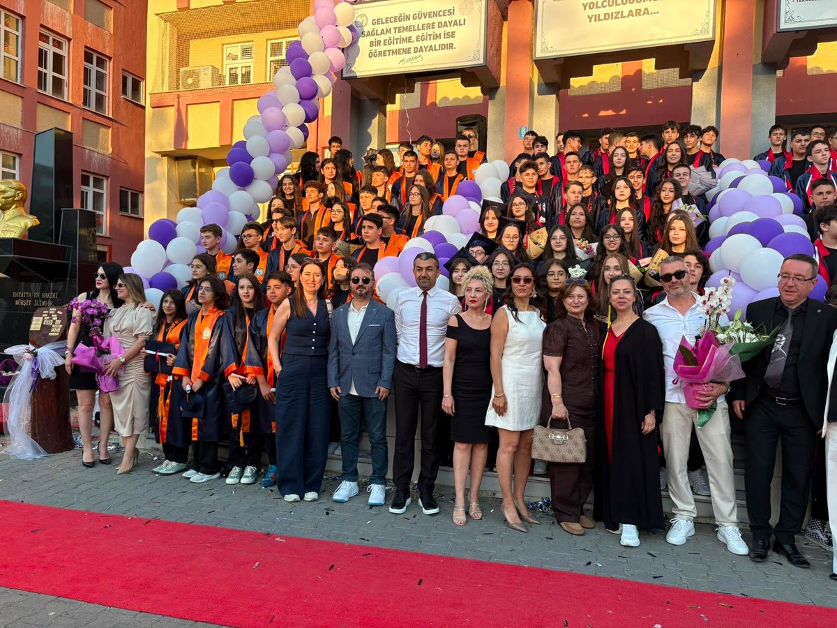 pinhasokulu's tweet photo. 🎓 Her biri ayrı bir değer ve başarı hikâyesi olan öğrencilerimizi görkemli bir törenle mezun etmenin gururunu yaşadık.
Bu anlamlı günde emeği geçen tüm öğretmenlerimize ve idarecilerimize teşekkür ediyor, mezunlarımıza başarılarla dolu bir gelecek diliyoruz.
#pinhas https://t.co/0g4WnZNcY3