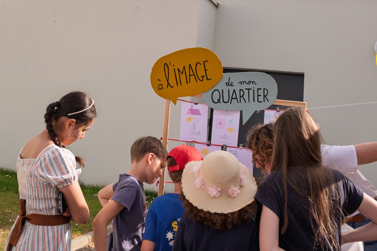 Prefecture50's tweet photo. 🎉 Un début d'été festif et citoyen dans nos quartiers !

🤝 La vie associative et citoyenne bat son plein dans la Manche. Récemment, deux magnifiques initiatives de la politique de la ville ont mis à l'honneur le partage, l'engagement et le précieux « vivre-ensemble » qui anime nos territoires.

🌍 À Saint-Lô, les abords du Centre Mersier ont vibré au rythme de la toute première fête interculturelle du conseil citoyen du Val Saint-Jean. Intitulé « Notre quartier, mille cultures », cet après-midi ensoleillé a permis de beaux moments de partage autour de la musique, de la danse et de spécialités culinaires préparées par les habitants eux-mêmes. Une belle réussite que l'on doit notamment à l'engagement du Conseil citoyen et de Virginie Padet, médiatrice adulte-relais.

🎶 À Coutances, c’est le quartier des Claires Fontaines qui s'est paré d'une ambiance « guinguette » pour célébrer les 50 ans du Centre d’Animation Les Unelles. Entre animations pour enfants et bal populaire, la journée a été marquée par le spectacle interactif « Défilons les préjugés », joué par la compagnie Ultrabutane. Une manière originale et décalée de sensibiliser le public à la lutte contre les discriminations.

🏘️ Inscrits dans l'esprit des contrats de ville, ces deux événements co-construits avec les habitants et les conseils citoyens illustrent parfaitement l'importance du lien social et de l'engagement local.

👏 Un grand bravo et merci aux organisateurs, aux bénévoles et aux habitants !