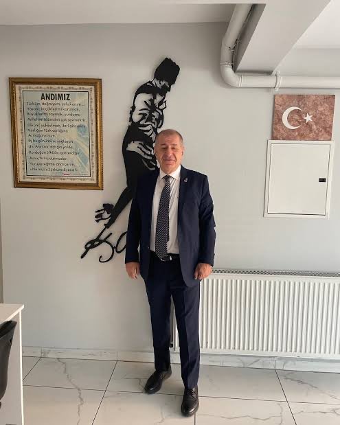 kenankaratas_'s tweet photo. Günümüz siyaset arasında çizdiği Atatürkçü profili ile Zafer bayrağını taşıyan Ümit Özdağ’a yönelik kafatasçı ve ırkçı yakıştırması yapanlar ya ülkenin içine düştüğü bataklığı göremiyorlar ya da bataklığın büyümesine göz yumuyorlar! https://t.co/kQ8BN04yVU