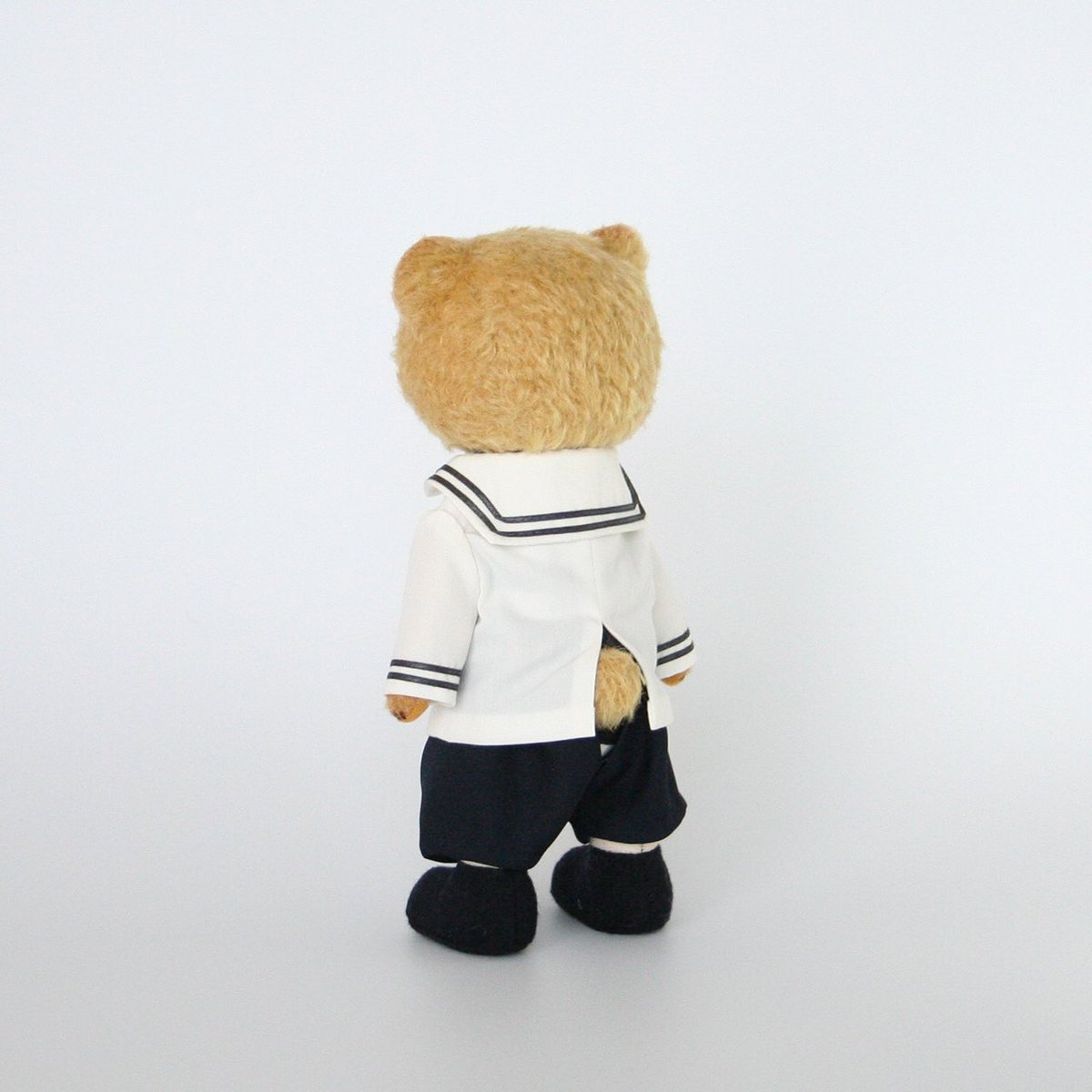 kor_04's tweet photo. くま／セーラー（自立タイプ）

白いトップスにネイビーのパンツで、爽やかな装い。

BASE店にてお取り扱い中です🏠
📍https://t.co/xdujXgrWb3 https://t.co/tXOt09mV36
