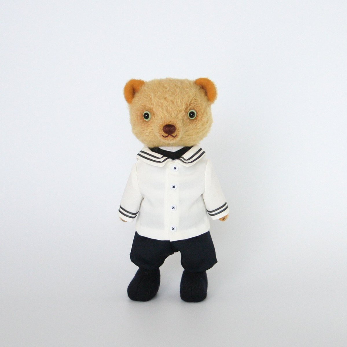 kor_04's tweet photo. くま／セーラー（自立タイプ）

白いトップスにネイビーのパンツで、爽やかな装い。

BASE店にてお取り扱い中です🏠
📍https://t.co/xdujXgrWb3 https://t.co/tXOt09mV36