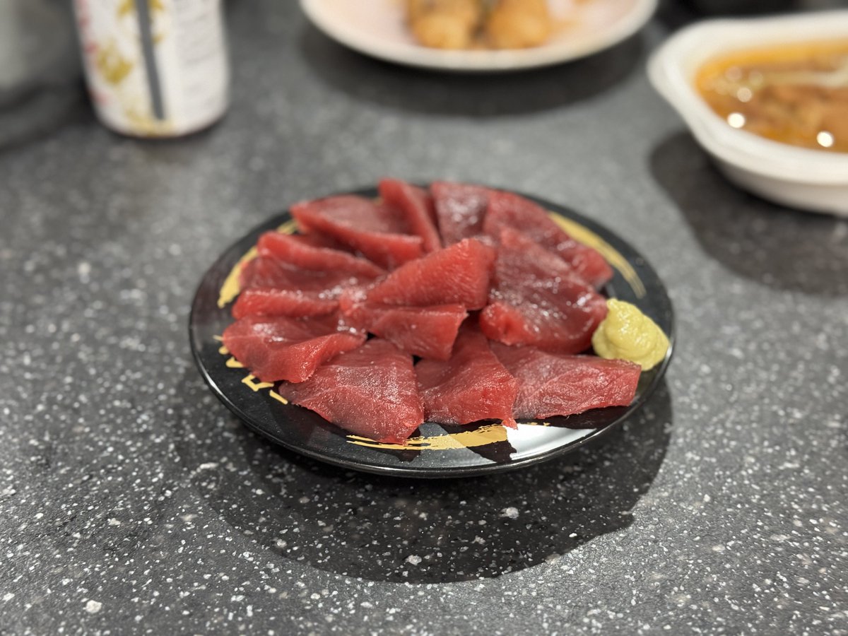teratakkun's tweet photo. スシローの皿とても好き https://t.co/m9fqLHdtkt