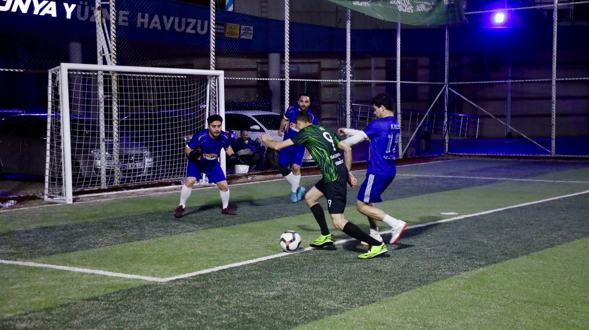 sporkonyacomtr's tweet photo. Birimler Arası Futbol Turnuvası’nda son 16 heyecanı yaşandı!

Sporun birleştirici gücünü sahaya yansıtan turnuva, birimler arası dayanışma ve takım ruhuna katkı sağlamaya devam ediyor. https://t.co/PjInDEatvv