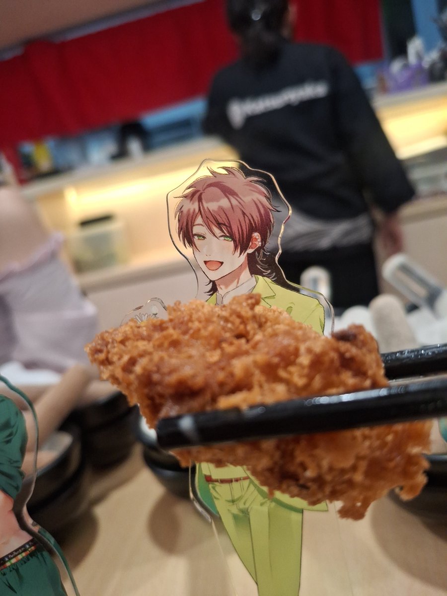 amiicchin's tweet photo. oshikatsu hangout with my friends today～ 
feeding him good 💚💚 https://t.co/3nnIVlkWI4