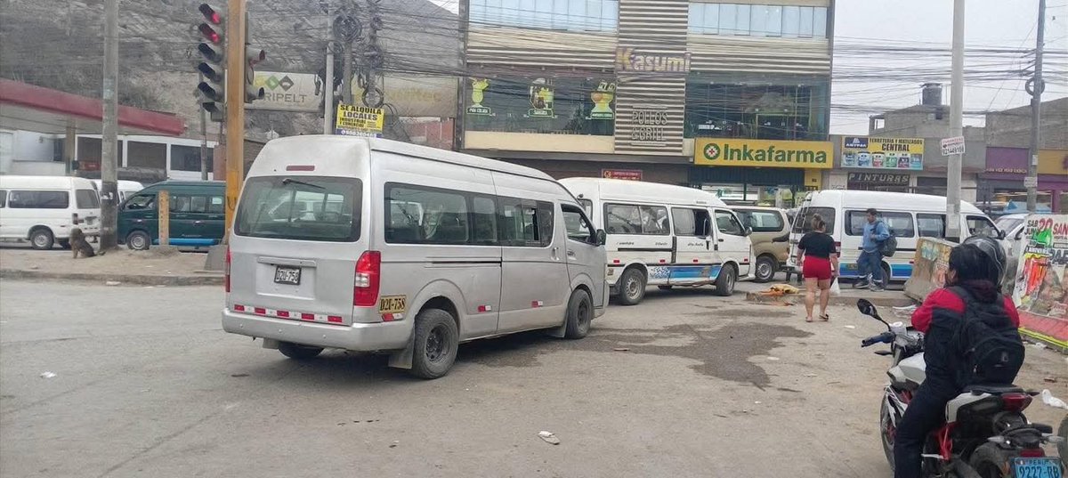 NotSoDefault's tweet photo. @ATU_GobPeru Porque no hace su chamba y se llevan a esos piratas que se creen dueños de las pistas ocupando carril y metiéndose en contra en una vía de un solo sentido https://t.co/p2EOEpJ7AK