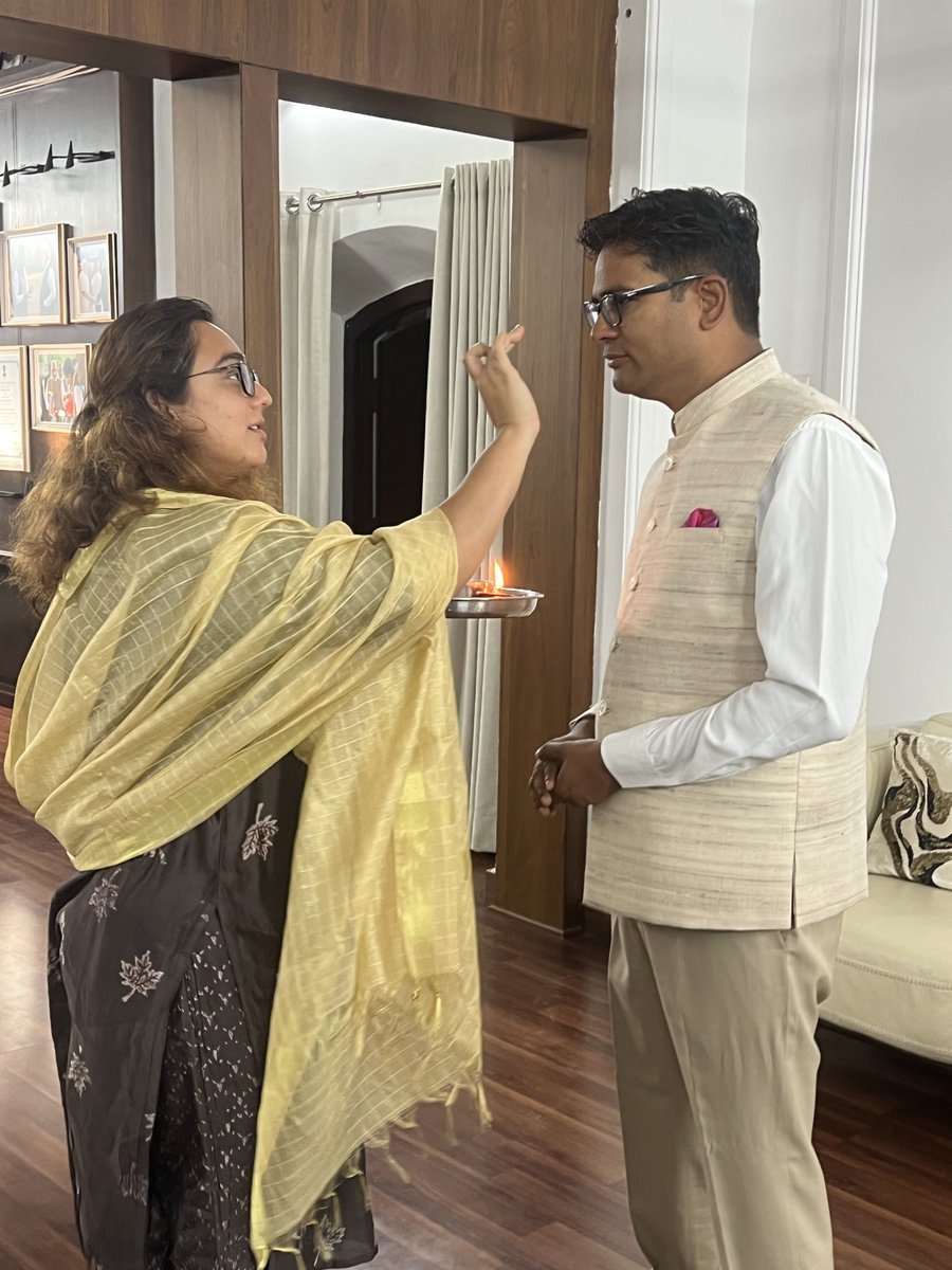 mitulKithari51's tweet photo. छत्तीसगढ़ के वित्त मंत्री श्री ओपी चौधरी जी को वैवाहिक वर्षगांठ की हार्दिक बधाई एवं शुभकामनाएं।

प्रभु श्री राम से आपके सुख, समृद्धि एवं मंगलमय दांपत्य जीवन की मंगलकामना करता हूँ।

@OPChoudhary_Ind https://t.co/gHD9t1Y3GY