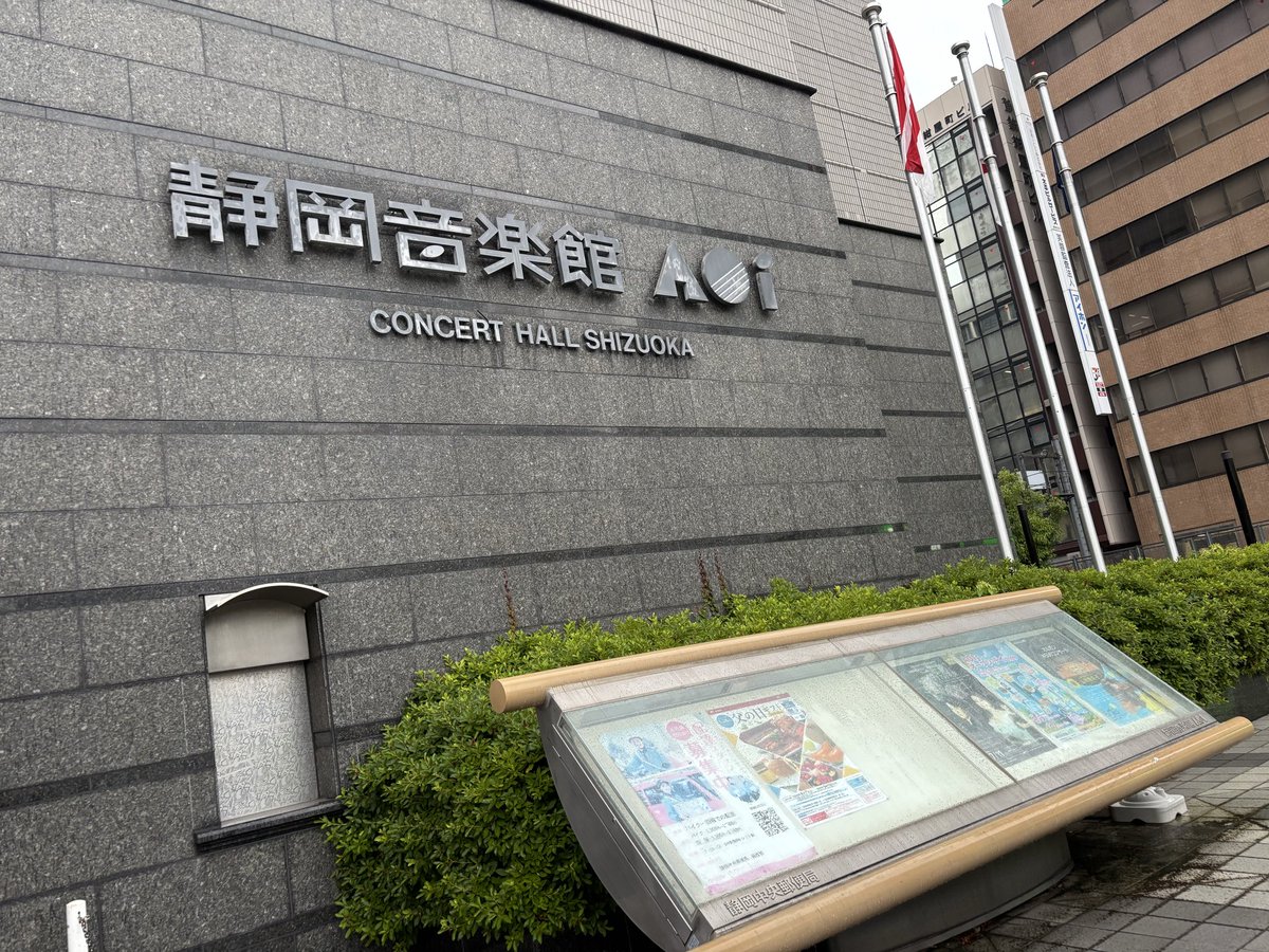 et_0904's tweet photo. ヒビキさんを四方取り囲んだ席！今日も明るい照明で周りのお客さんのお顔までよく見えた！私は背中からヒビキさんの🎹！
弾き終わる毎にお客様の一生懸命の大きな拍手が見え私もうれしかった😊
今日はCD『chime』➕αでうなぎパワーも加わりパワフルに演奏！
2日間お疲れさまでした🙇‍♀️
#ヒビキpiano https://t.co/SvPKUFHz9F