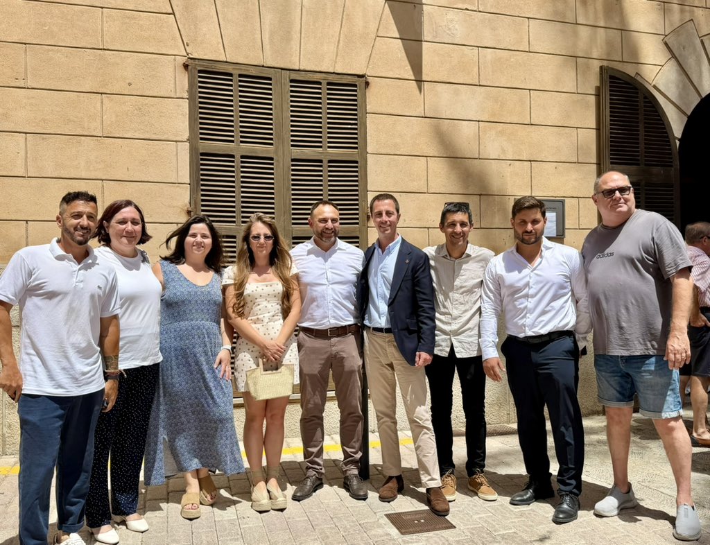 Ll_Galmes's tweet photo. Gràcies, Jaume, per aquests tres anys de feina i dedicació al capdavant de l’@AJ_Son_Servera.

Durant aquest temps com a batle has demostrat compromís amb el municipi i els seus veïnats, capacitat per escoltar i dialogar, i una clara vocació de servei públic. Una etapa en què, amb esforç i responsabilitat, s’han fet passes endavant i s’han impulsat iniciatives importants per a Son Servera i els seus veïnats. Una etapa que continua a l’equip de govern.

Sort i encerts, Pep Servera, en aquesta nova responsabilitat com a batle.