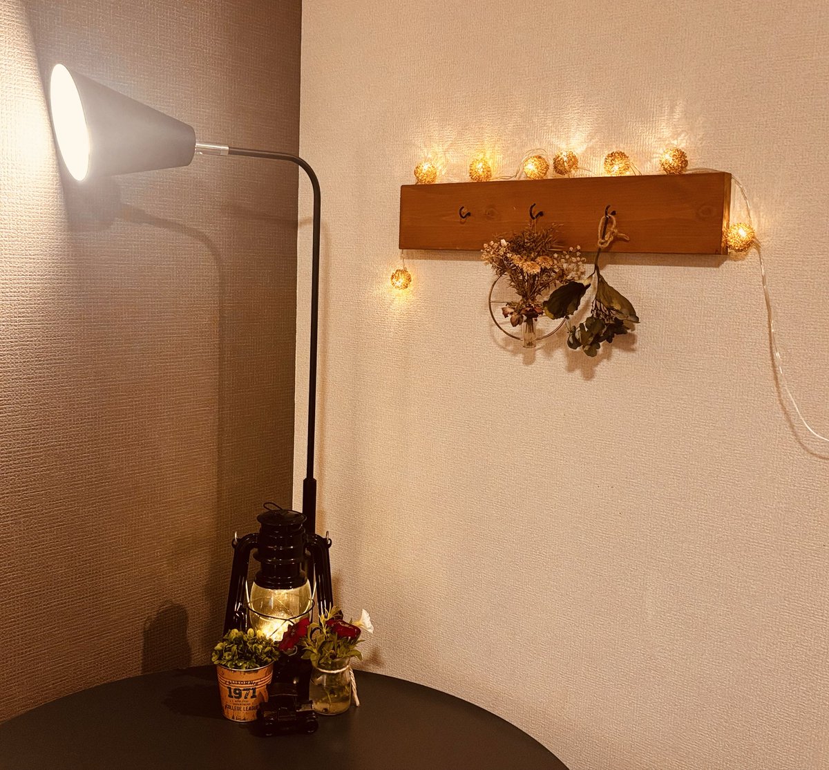 truffle117's tweet photo. キッチンに棚が作りたくて、色々調べていたら、端材＋セリアの板でできそうなことがあったので、昨日と今日でやりました。よくできました。 https://t.co/eL0LUgxvWv