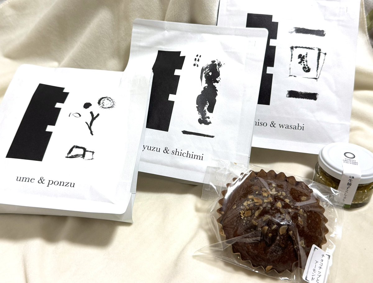 aokskao's tweet photo. この海苔めちゃおいしい。
特に紫蘇&amp;わさび味。永久に米食べられる🍚もっと買えばよかった。
柚子胡椒は大辛なるものを試食したところ
「お口直しに😌」とその後もらった柚子バターなるものの味がほぼわからなかった。普通の柚子胡椒を購入。
甘いものも買わねばということでマフィンを引っ掴む🧁 https://t.co/QbKaexvdKk