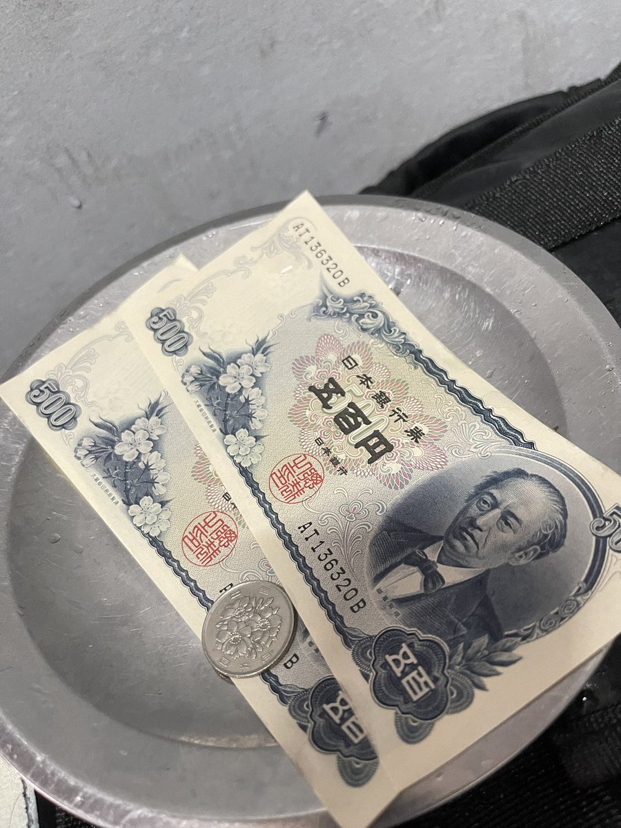 yu_yu_mu_mu's tweet photo. に、偽札だぁ〜😡 https://t.co/fJ1WnWOztc