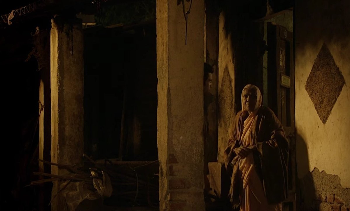 ItsVenkat_'s tweet photo. In the @mehtahansal @Apurvasrani film Aligarh, the bright yellow light of the streetlights is often far from comforting. It takes the form of yellow journalism, keyhole journalism, & society's unforgiving spotlight, seeping into rooms at night like harsh daylight. Yet the same yellow light becomes the midnight sun, & inner glow, as aesthetics of romance and radiance!