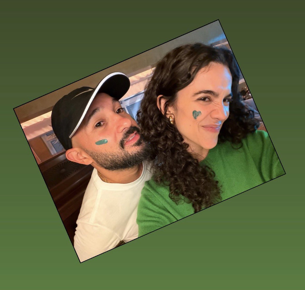 PortalGavassi's tweet photo. Em clima de copa!! 🇧🇷
Manu Gavassi e Allison ontem prontinhos para o 3x0 do Brasil💚 https://t.co/9FY4hH4lsI