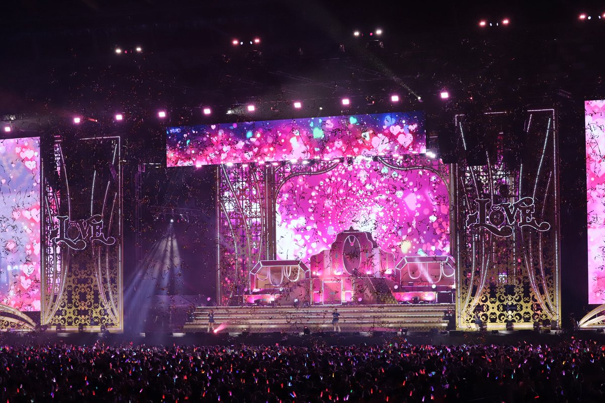 shock_of_light's tweet photo. ＝LOVE STADIUM LIVE「Beyond "KYUN"♡ 国立競技場
ラインアレイスピーカー上下3本ずつ、ディレイタワー計6基という万全の音響体制で反響もなくよく聞こえてました。ただ6万人のコールは凄まじかったです。アンコールは日本代表ユニでエドシーランみたいなことをしてました。
#イコラブ国立 https://t.co/pR7xM2N0uX