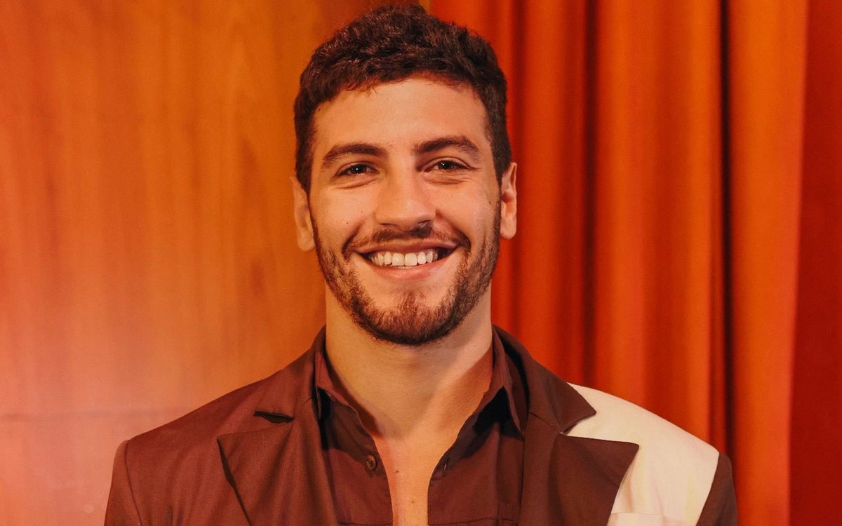 telenewstn's tweet photo. 🚨 Henrique fala que as relações de André com Carolina e Dora terão dinâmicas bem diferentes em #QuemAmaCuida. “Ele tem esse encontro com a Carolina e nasce um amor. Mas, depois de seis anos, com a passagem de tempo para a segunda fase da novela, ele perde aquela paixão”, explica.

Já o envolvimento com Dora promete ser mais intenso. “Com ela é um fogo que demora a queimar. Os dois entram em ebulição ao mesmo tempo. Existe um desejo proibido. Ele sente algo que não deveria sentir, por uma questão ética e moral”, adianta o ator.

ℹ️ Zean Bravo