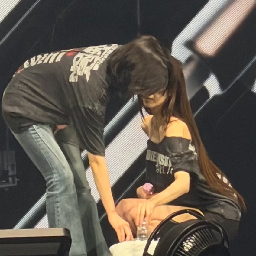 carrotbunyu's tweet photo. NO BUT WHY ARE THEY THAT CLOSE??? https://t.co/AK0yLzlwvj