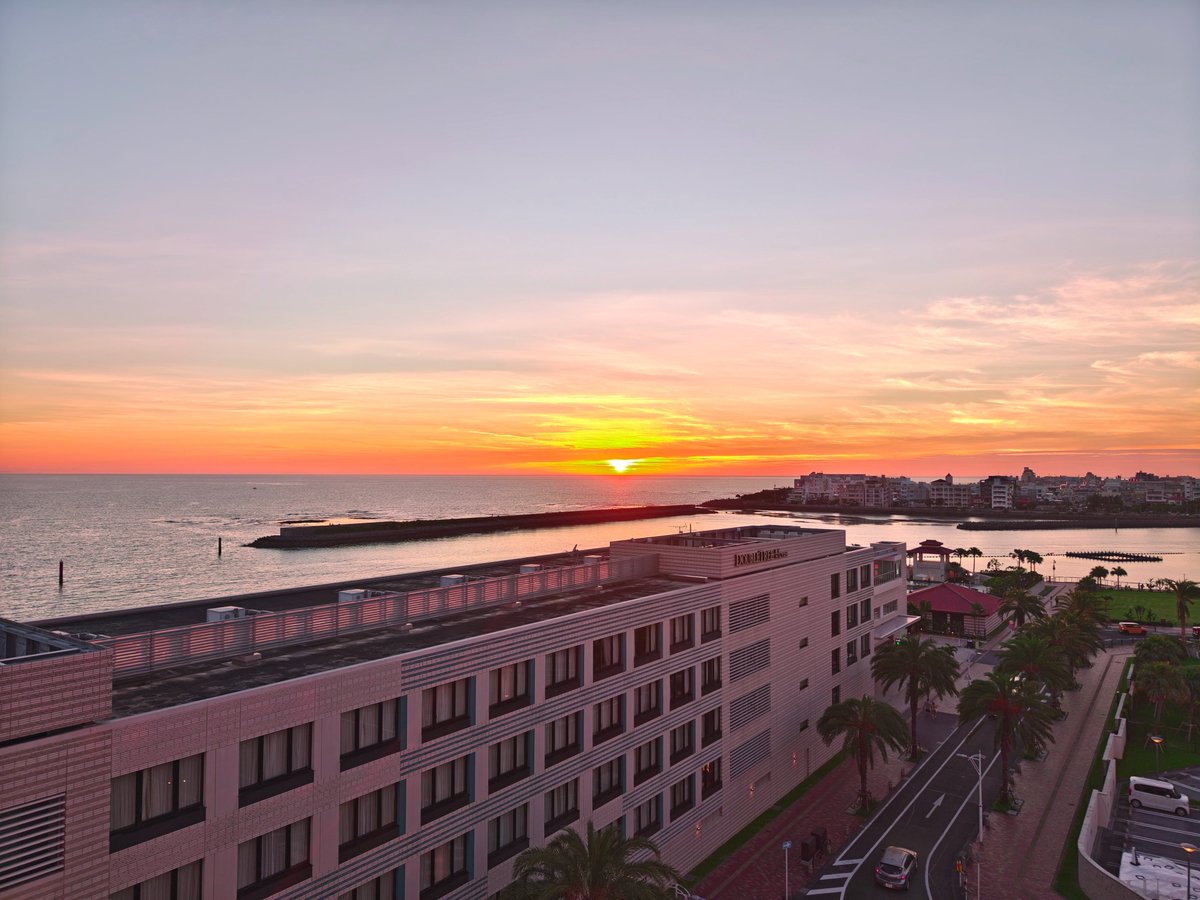 masaosaito's tweet photo. 北谷の空。太陽のち 月 金星 木星 水星 

#北谷 #海 #夕日 #Chatan #sea #sunset #sundown #twilight #dusk #Moon #Venus #Jupiter #Mercury #AQUOSR9pro https://t.co/iBClr5DO7E
