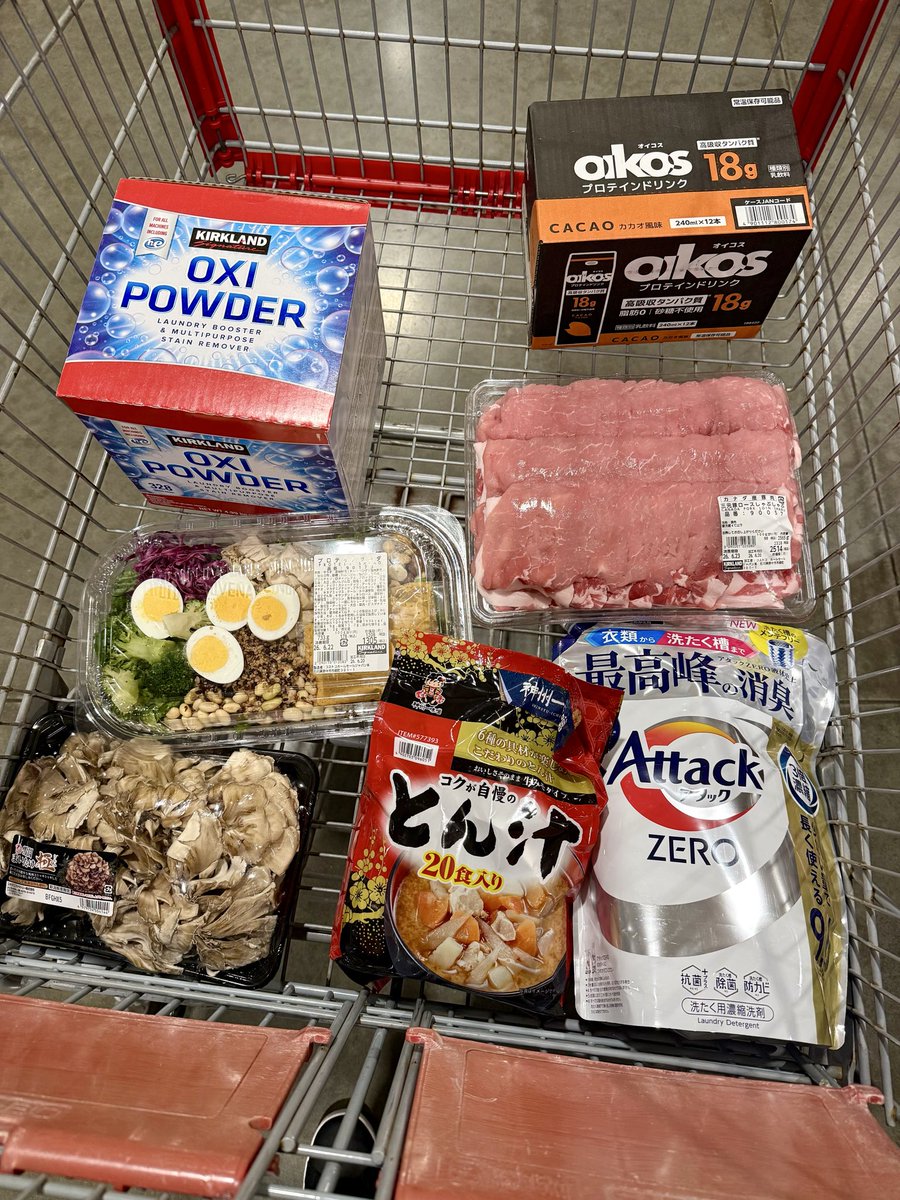 daniel5559's tweet photo. コストコさんにてプロテインサラダ🥗を購入して来ました😄
明日は行けないから本日閉店ギリギリで慌てて買い物しました😅
カーグランドのオキシ初めて購入！
割引のオイコスのプロテインドリンクもとりあえず買っとく😁
#コストコ https://t.co/EQLCzwb83t