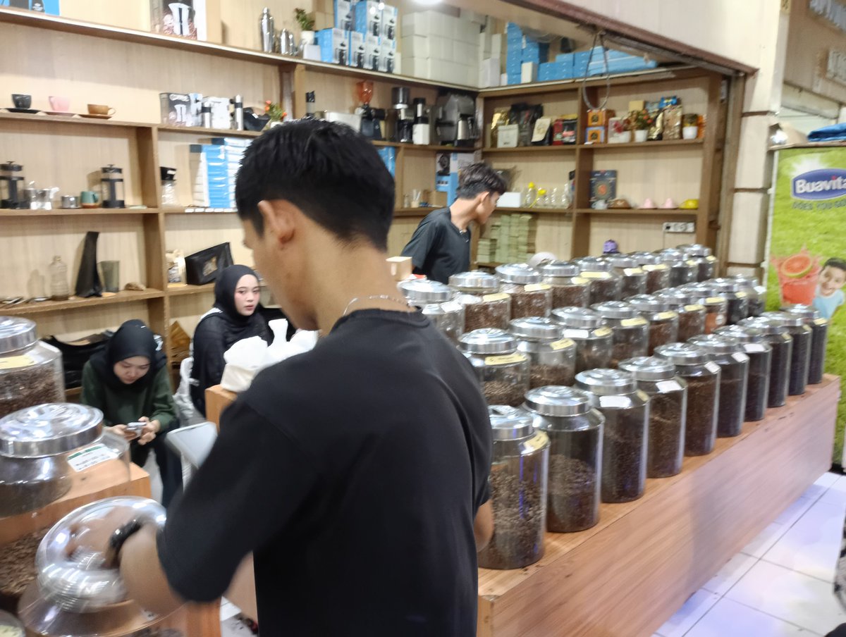 irohaniSewing's tweet photo. ジャカルタの市場でコーヒー豆を2kg大人買い

ブレンドは安いですね
キロ1800円
ブルーマウンテンはキロ3500円なので500グラムに

有名なジャコウ猫のコーヒーはブルーマウンテンより高いのでやめて、今回は普通のコーヒー豆のみ

現地価格で約4000円ですが日本の末端価格は10倍😙 https://t.co/QRC17NUxmT