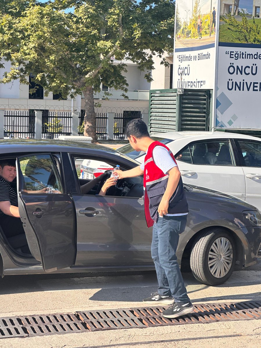 AntalyaVakiflar's tweet photo. Geleceğimizin teminatı olan gençlerimizin yanındayız! ✨
​Bugün büyük bir emek ve heyecanla YKS’ye giren tüm öğrencilerimizin heyecanına ortak olduk. Antalya Vakıflar Bölge Müdürlüğü olarak, sınav merkezlerinde kurduğumuz stantlarla geleceğe doğru koşan gençlerimize ve onları heyecanla bekleyen ailelerine su ikramında bulunduk. 💧 Sınav heyecanlarını bir nebze de olsa paylaşabilmek bizler için büyük bir mutluluktu.
​Aylardır bu sınav için ter döken tüm öğrencilerimize geçmiş olsun diliyor, hedeflerine ulaşacakları bir gelecek temenni ediyoruz. Yolunuz ve bahtınız açık olsun! 🎓✨
@VakiflarGM 
@sinanaksu 
@npervaneli61 
@MevlanaCakiral
