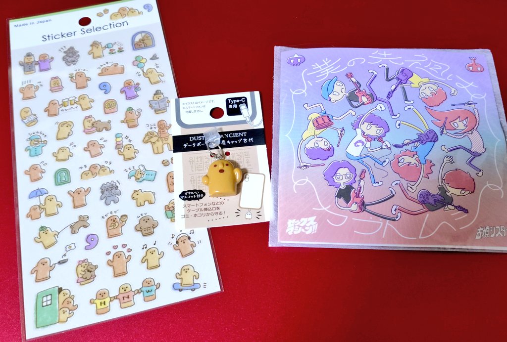 osacots's tweet photo. ぷっくりしてないシールと、TypeCにぶっ刺すマスコットを買った。かわええ❤
コンピもやっと買えた。タオルは買えなかったし、この絵のステッカーも作って欲しいなー。第2回僕カブツアーあれば。 https://t.co/lPxxACjdZK