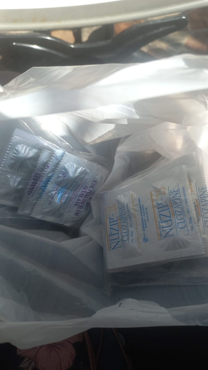 wndl__'s tweet photo. Obat sama, jumlah sama, cm ganti dokter (gegara yg kemaren dokternya udah eyang2 uyut bgt nulis geter ngomong gajelas kuping rada budeg gue gak sreg)... pas di kasir kok naeknya banyak kaya dp HP baru 😭😭😭😭 damnnn i need bpjs https://t.co/NyKgkg3hXp