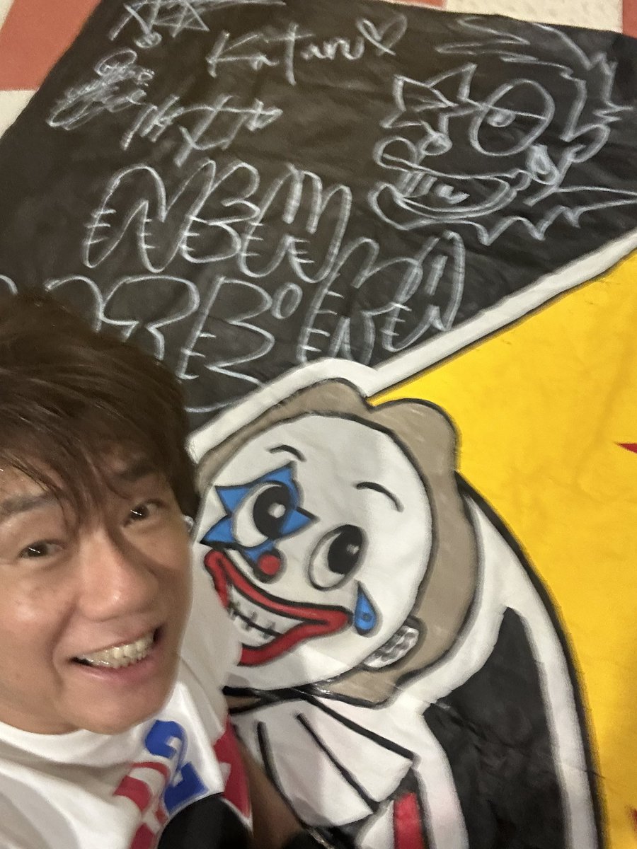 kataru_murata's tweet photo. 本日のロティカは仙台のFLYING SON！
久しぶりの仙台で珍しいセトリで白塗り閣下先輩とかあっちゃん嘘ばかりとかいろいろでしたね。
ベガルタ仙台のサポーターさん達がいっぱいで、応援幕まで持参してくれたのでサイン書いたりしましたよー！サンキューベガルタ仙台！
そして集まってくれた皆さんありがとうございましたー！