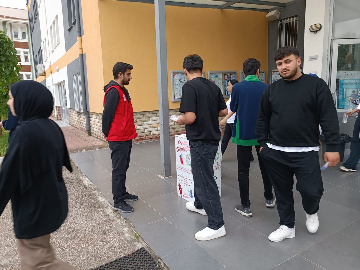 GSB_ErbaaGM's tweet photo. 🎓 YKS 2026’ya giren tüm gençlerimize hedeflerine ulaşacakları başarılı bir gelecek diliyoruz.💐

#GençDönüşüm projesi kapsamında köy okullarında okuyan öğrencilere hediye edilmek üzere gönüllülerimiz tarafından sınav sonrası kalemler toplandı🤗 https://t.co/3XFfBQkSJ1