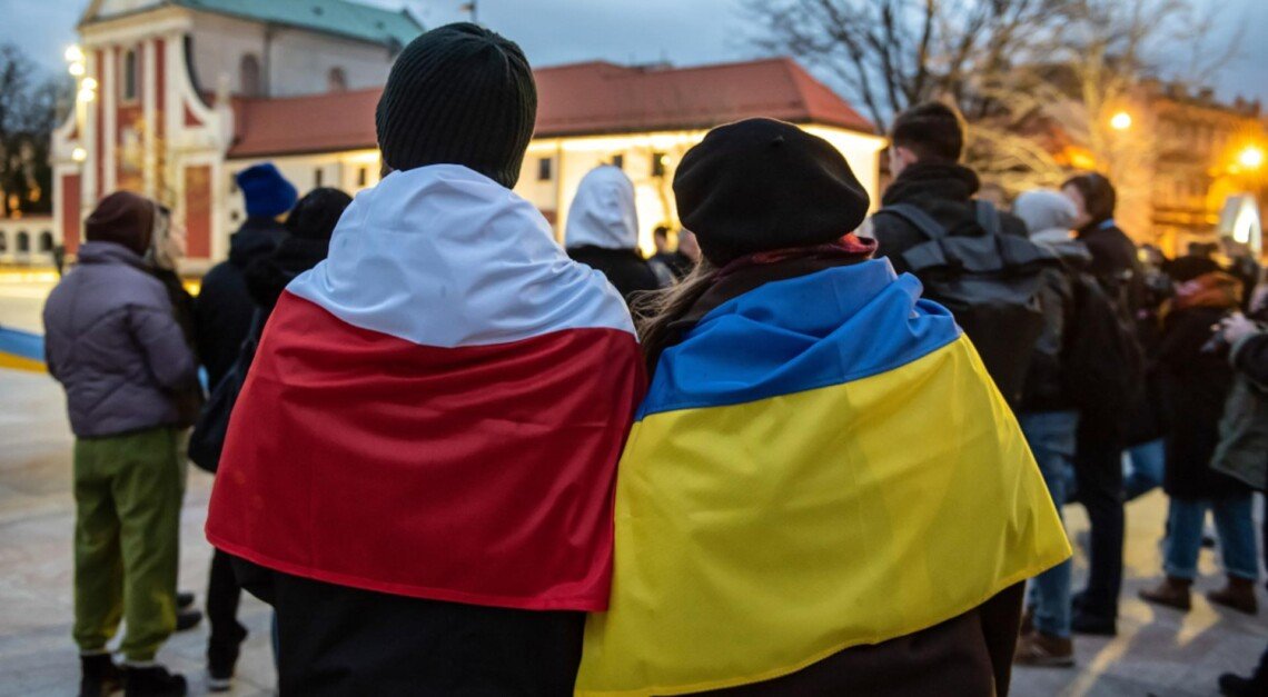 HavryshkoMarta's tweet photo. Some irresponsible politicians are urging Ukrainian refugees in Poland to take to the streets to defend Zelensky’s "honor" and the legacy of the "heroes of the UPA".

I would urge them to do something far more radical: look after themselves and their families instead of serving as extras in political spectacles.

Leave loyalty to those who receive it in return. Zelensky, for example, seems to reserve his finest care for Mindich😉