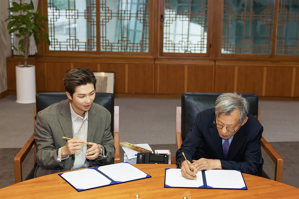 ARMYFRANCE_'s tweet photo. [@BTS_twt x #RM]

RM a été nommé ambassadeur de bonne volonté du Musée National de Corée 🇰🇷

Il participera à diverses activités promotionnelles du Musée et contribuera à faire connaître l’histoire et la culture traditionnelle de la Corée au monde entier.

Ces photos ont été prises lors de la cérémonie de nomination qui s’est tenue le 19 juin à Séoul.

🔗 https://t.co/PX6Y6F2WWS

#BTS #방탄소년단
