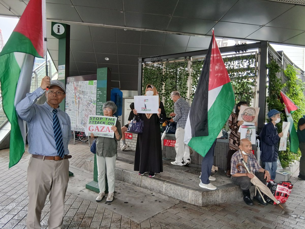 kobekodo's tweet photo. #FreeGaza 
#FreeParestain
陸橋下でスタンディング
バングラデシュの方が頑張ってくださいと声をかけて下さいました https://t.co/xmQ8bQjw4B