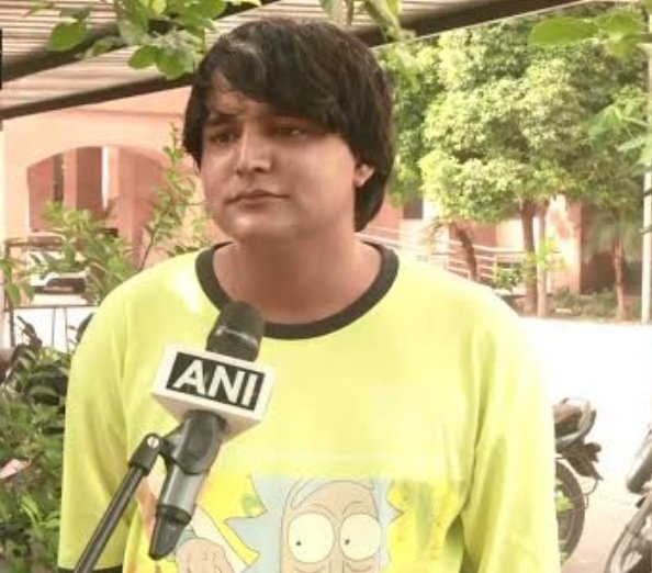 JaikyYadav16's tweet photo. पहली बार देख रहा हूं कि इंडस्ट्री में कोई सलमान खान के विरोध में खड़ा है वो भी बहुत मजबूती से

गोविंद नामदेव सलमान की वजह से मूवी छोड़ दिए एक या दो लोग और हट गए लेकिन

काला हिरण मूवी के डायरेक्टर भरत श्रीनेत पीछे हटने का नाम नहीं ले रहे हैं उन्होंने सलमान खान को चुनौती तक दे डाली और कहा कि

सलमान खान कोई भगवान नहीं हैं और न ही वो मेरे गॉडफादर हैं। न वो मुझे रोक सकते हैं और न ही मेरा कुछ बिगाड़ सकते हैं।

इससे पहले भी भरत श्रीनेत विवादित फिल्में बना चुके हैं जिनमें उदयपुर फाइल्स भी एक थी।