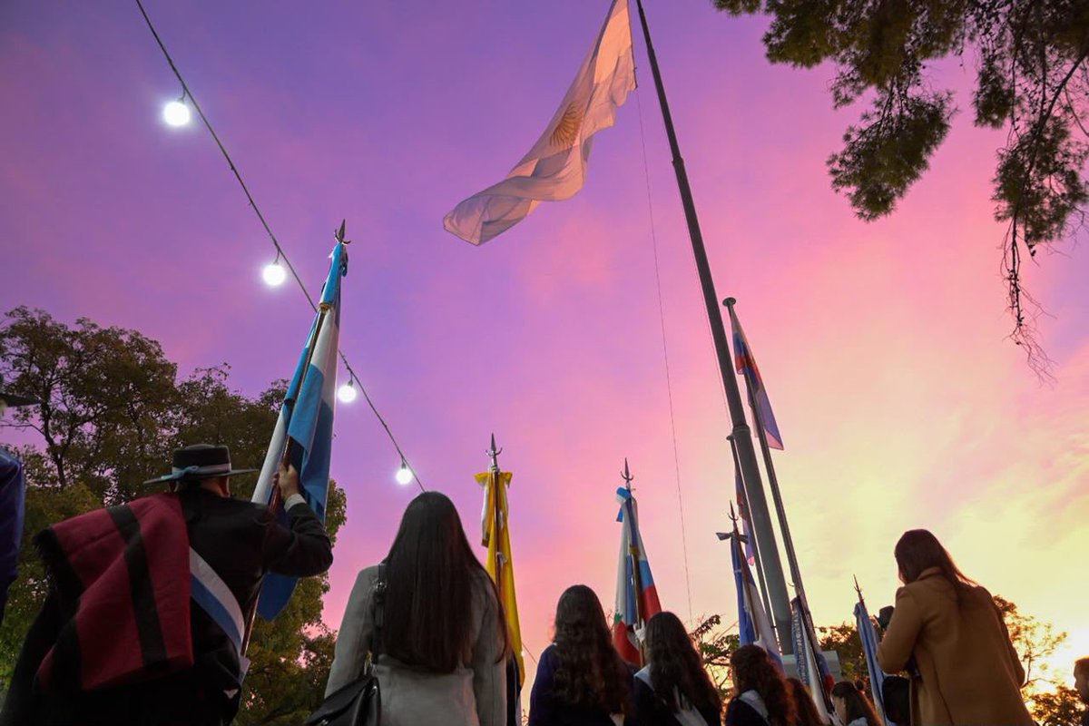 TeresitaMadera's tweet photo. La bandera que nos abraza, nos cobija y nos une como pueblo. El celeste y blanco, como el cielo que nos cubre y nos representa en cada rincón del país, símbolo de nuestra historia, identidad y de todo lo que construimos juntos 🇦🇷

En el Día de la Bandera, izamos nuestro pabellón nacional en la plaza principal y rendimos homenaje a su creador, Manuel Belgrano.