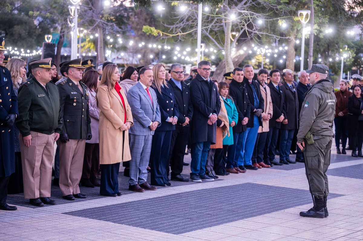 TeresitaMadera's tweet photo. La bandera que nos abraza, nos cobija y nos une como pueblo. El celeste y blanco, como el cielo que nos cubre y nos representa en cada rincón del país, símbolo de nuestra historia, identidad y de todo lo que construimos juntos 🇦🇷

En el Día de la Bandera, izamos nuestro pabellón nacional en la plaza principal y rendimos homenaje a su creador, Manuel Belgrano.
