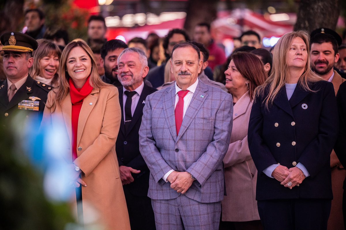 TeresitaMadera's tweet photo. La bandera que nos abraza, nos cobija y nos une como pueblo. El celeste y blanco, como el cielo que nos cubre y nos representa en cada rincón del país, símbolo de nuestra historia, identidad y de todo lo que construimos juntos 🇦🇷

En el Día de la Bandera, izamos nuestro pabellón nacional en la plaza principal y rendimos homenaje a su creador, Manuel Belgrano.