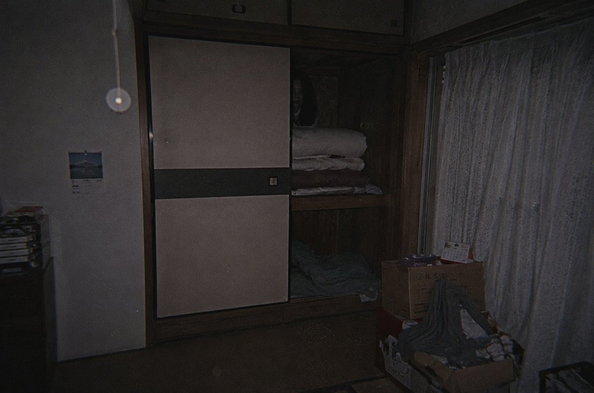 NextDeathGame's tweet photo. 白死団地101号室に住む松田です。

最近ウチの団地が色んな意味で話題になってますが、私の住む部屋は異常無し！！

日々快適に過ごしております。
#窓女 https://t.co/dKHRKG1Km1