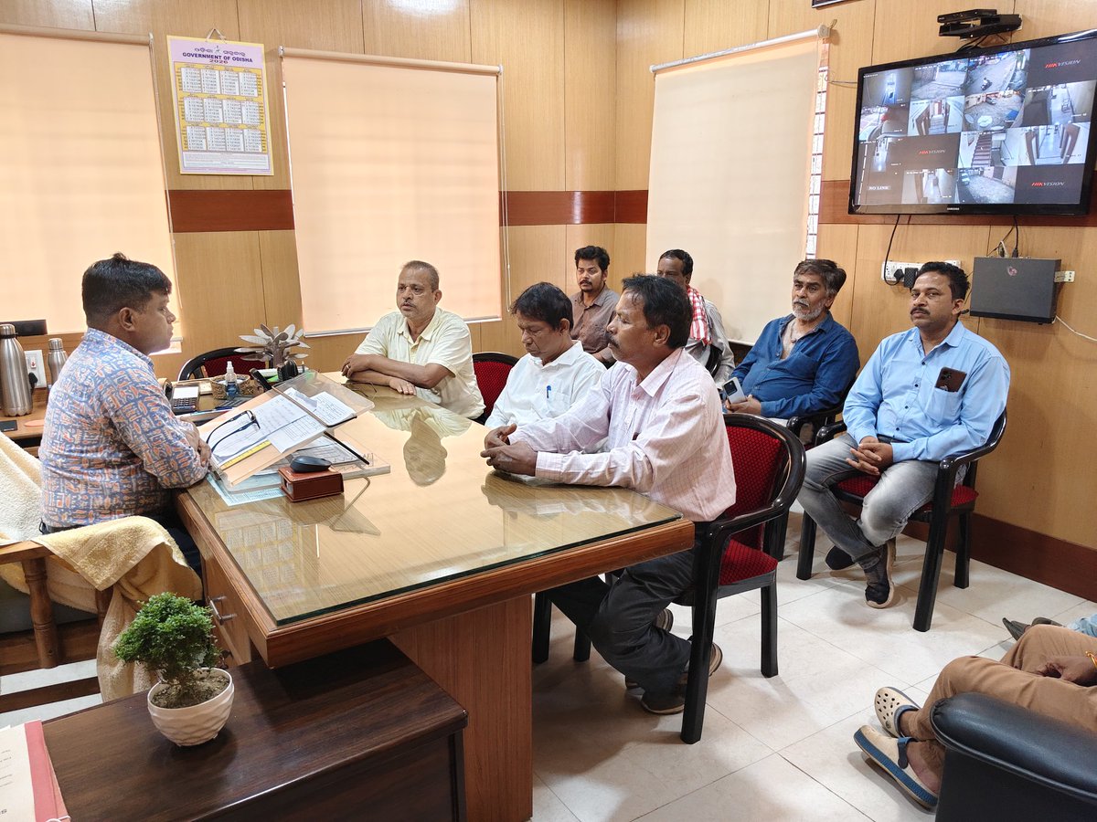 OSSCLtd's tweet photo. MD OSSC addressed issues faced by Berhampur growers and outlined strategic plans for the Kharif 2026 season. Discussions focused on boosting both paddy and non-paddy seed production to ensure quality yields for our farmers.  #Agriculture #Kharif2026 https://t.co/utNpq9MRik