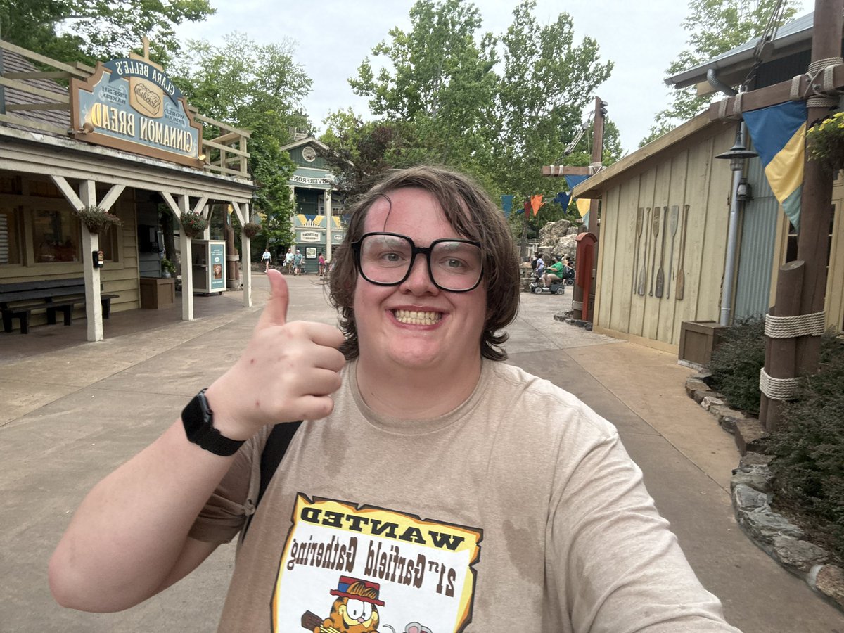 RastaGarf's tweet photo. Great stream yesterday at Silver Dollar City!  met a familiar Garfield in arms, the Garfield gathering swap meet is in an hour then idk maybe we go to Fuddruckers or something but it’s also my birthday so who knows I wanna stream all day! Live. Now link below! https://t.co/e0UGUqTXXP
