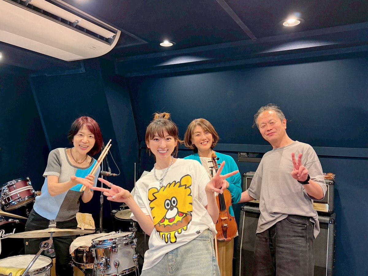 ruumi_nagina's tweet photo. Billboard LIVE🎤

2nd stageゲストの
アキラちゃんが、
バンドリハに来てくれました！

久しぶりに会えて、一緒に歌えて、嬉しくて、、、爆笑。
そして、
アキラちゃんの歌う姿に、
うっとりなワタシ。
相変わらず格好良いんだなぁー

終わった後は、ご褒美のスイーツ。

穏やかで、最強に格好良い、
バンドの皆様！

オリジナルカクテルも出来上がりました！
“Gentle Passion”
健康志向のcocktail🤭
ネーミングの由来は、当日お話ししますね。
是非お召し上がり下さい🍷

いよいよ明日です！
一緒に盛り上がって、一緒に乾杯して、
一緒に楽しみましょうね！
お待ちしております♪

#billboardlive 
#瀬戸かずや　さん
#凪七瑠海
#健康美容食育士
#ファスティングマイスター