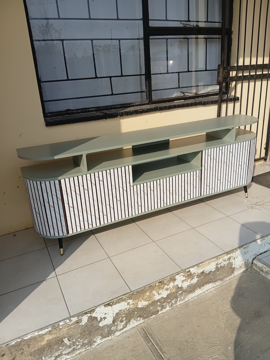 LechesaThuso's tweet photo. Tv stand ena e ntle ha bohloko ....this customer ea e rekileng o e bone ka haka a re o e batla ele joalo😂... ke M2800 fela 
+266 50292223 https://t.co/LKrABD0G22