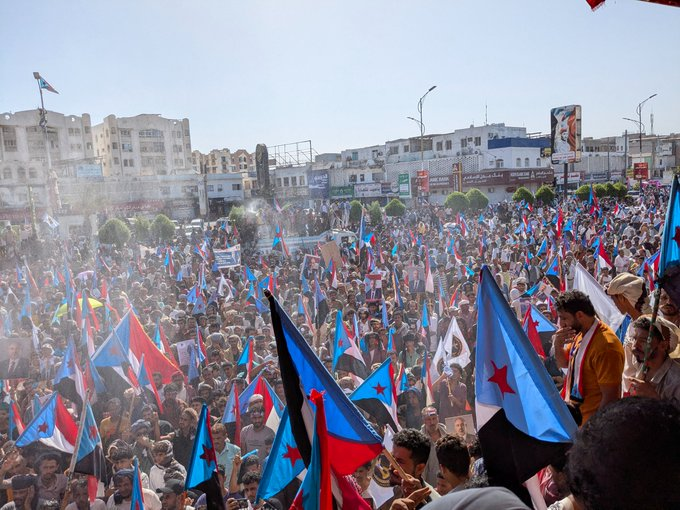 South24E's tweet photo. #BREAKING 

South24 photos: Southern crowds have begun arriving at Al-Aroud Square in #Aden to participate in the "Million-Man March Against Tutelage" 

#south24 https://t.co/UXe8oDoC0N