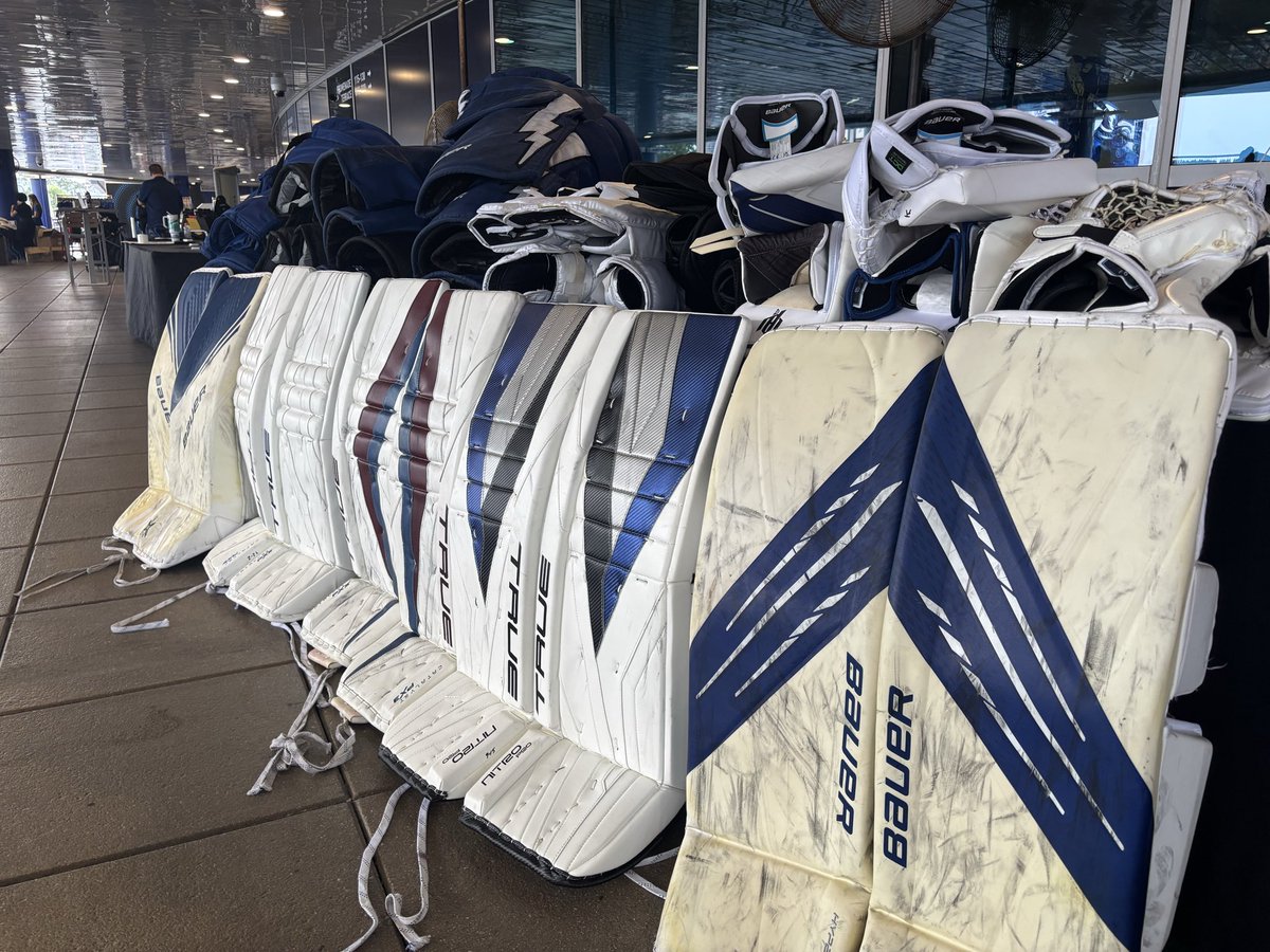 BenjaminJReport's tweet photo. Good morning! The first people in line for today’s #GoBolts locker room and equipment sale got here before 4 am this morning. 

Tons and tons of good stuff (with some hidden gems) and stadium series finds. 

It opens at 10 am! https://t.co/xPwiTeuApS