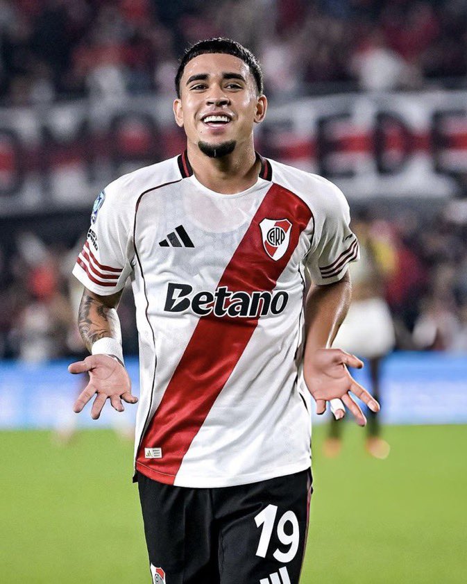 Teradeportes's tweet photo. 🔥🇪🇨 ¡EL FUTURO DE KENDRY PÁEZ SIGUE SIN DEFINIRSE! El '10' aún mantiene vínculo con River Plate y su próximo destino podría decidirse después del Mundial 👀⚽⏳

Según nuestras investigaciones, el ecuatoriano Kendry Páez aún no habría finalizado su vínculo contractual de préstamo con River Plate 🇦🇷, pese a las diferentes versiones que han circulado en las últimas semanas.

🔎 Pudimos conocer que el conjunto argentino todavía no ha interrumpido oficialmente el préstamo del talentoso volante y que, por el momento, tampoco existiría una oferta concreta de otro club interesado en ficharlo.

⏳ El panorama del joven '10' ecuatoriano continúa abierto. Su futuro aún no está definido y una decisión importante podría tomarse una vez concluya su participación en el Mundial, torneo en el que espera seguir sumando protagonismo y elevar aún más su cotización internacional.

⚽ Mientras tanto, todas las opciones permanecen sobre la mesa y los próximos meses serán claves para determinar cuál será el siguiente paso en la carrera de una de las mayores promesas del fútbol ecuatoriano.