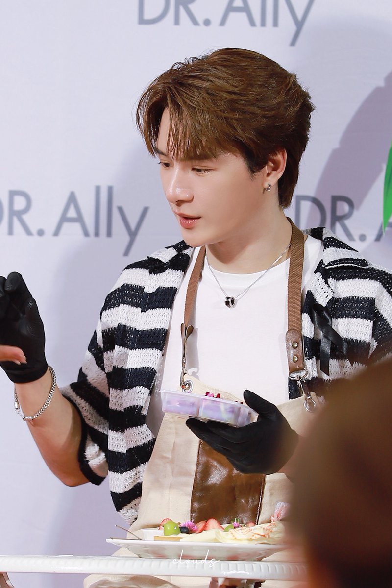 inthroughmist's tweet photo. เหมือนวันสบายๆ ในบ้านคริสพีรวัส 🏠

ー
#DrAllyxKrist
#KristPerawat https://t.co/b3GsbstWD2