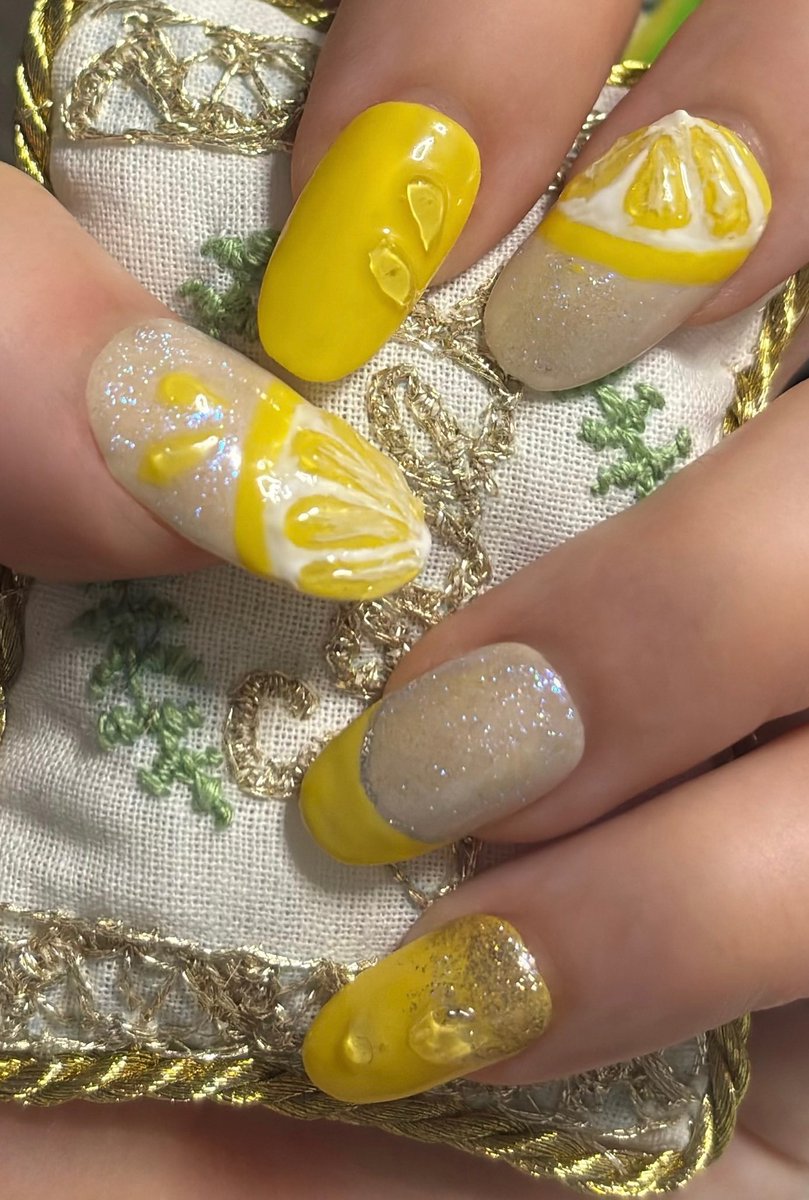 lilililmi's tweet photo. こちら本日のネイル
ノリと勢いで作った檸檬ネイル🍋
あいにくの雨模様だけど爪だけは爽やか🤗

最近ちゃんとデザイン立ち上げてから作るようになったからやり直しが減った気がする。 https://t.co/bNOcruuFM3